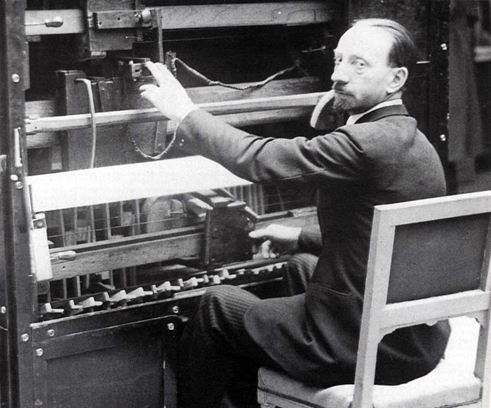 Luigi Russolo bespeelt de Russolofoon (1930)

